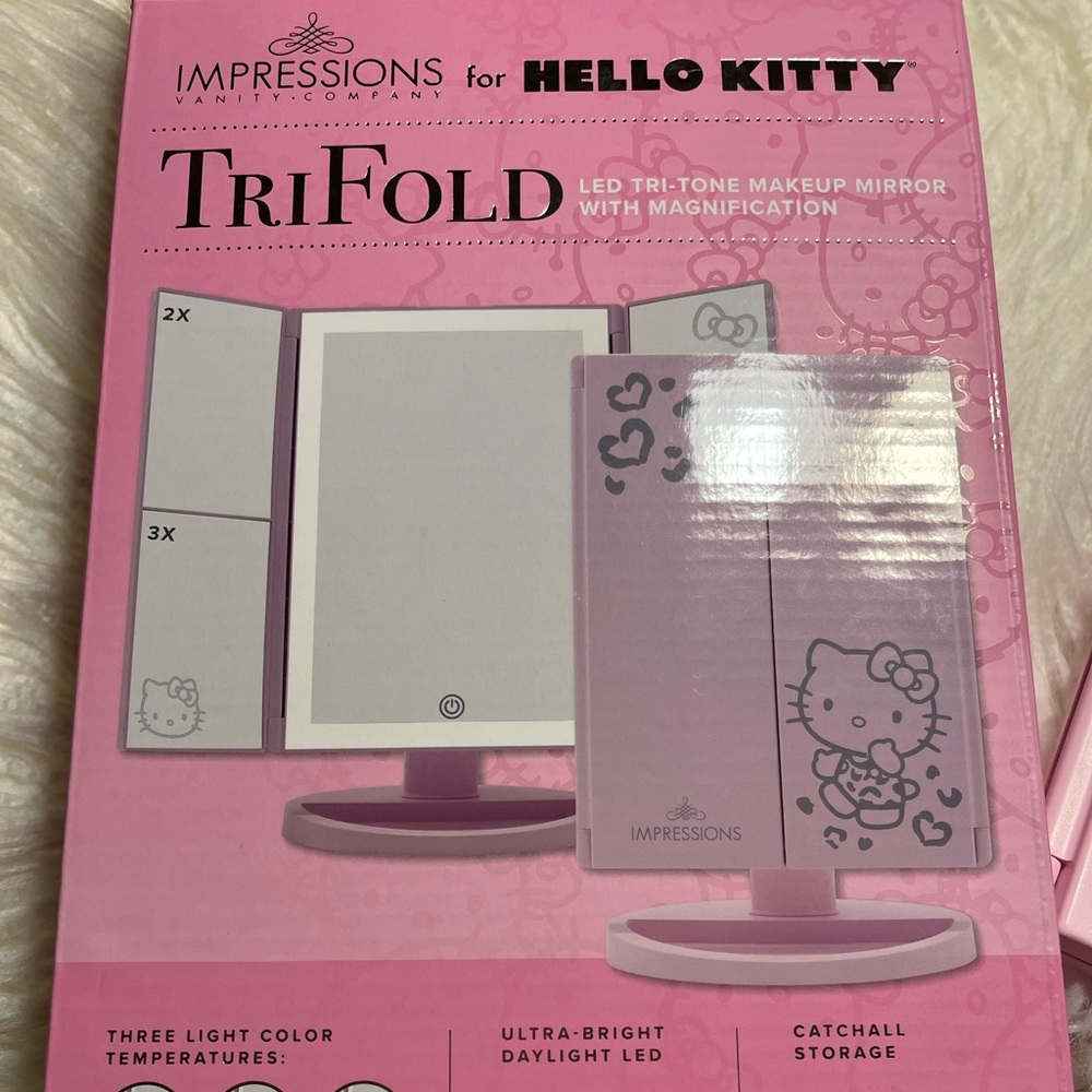 IMPRESSIONS HELLO KITTY LED TRIFOLD MIRROR